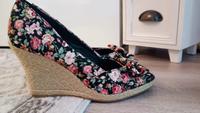 BUFFALO LONDON WEDGES KEILABSATZ BLUMEN FLORAL 41 NEU Hamburg-Mitte - Hamburg Hammerbrook Vorschau