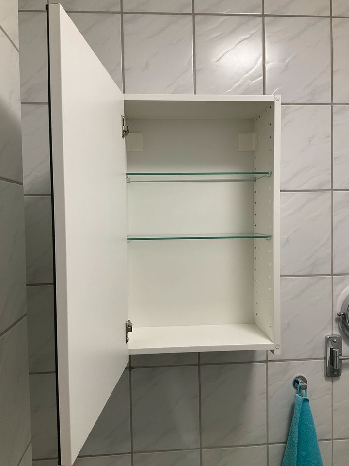 Verkaufe IKEA  Spiegelschrank 2 Türen, weiß, 63 x 40 X 23cm in Lotte