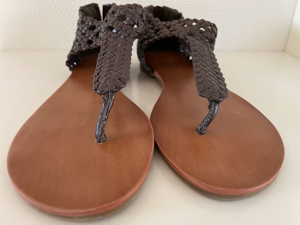 Zehentrenner Sandalen Leder geflochten schokobraun neu Größe 38 in  Baden-Württemberg - Neulingen | eBay Kleinanzeigen ist jetzt Kleinanzeigen