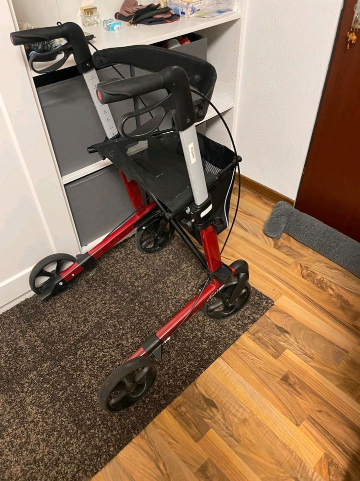 Rot-Schwarzer Rollator in Düsseldorf