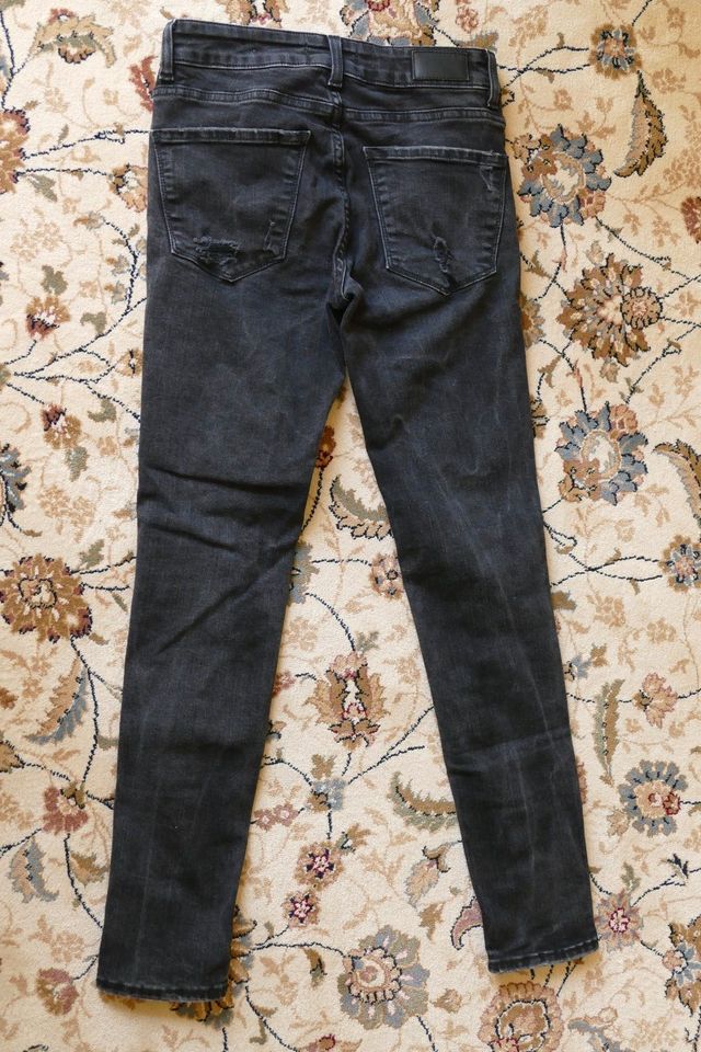 Zara Jeans Skinny Gr. 34 XS schwarz Used look in Striegistal