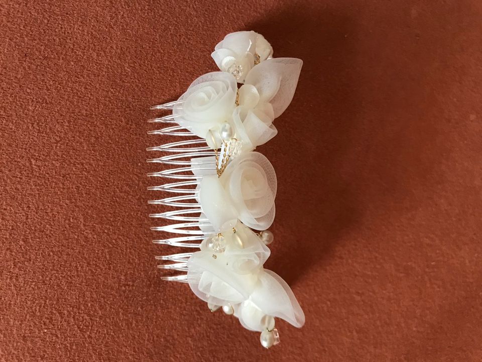 Brautkleid/Hochzeitskleid mit Schleppe in Ivory in Holzminden