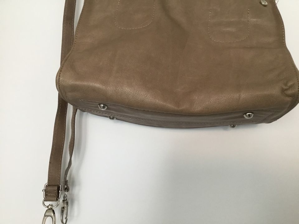 Neuwertige ausgefallene Handtasche Leder schlamm Taube braun in Markgröningen