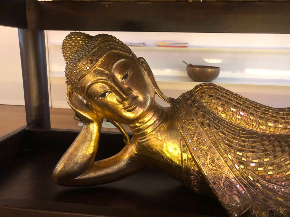 Liegender 130 cm Holz Buddha aus Thailand in Frankfurt am Main