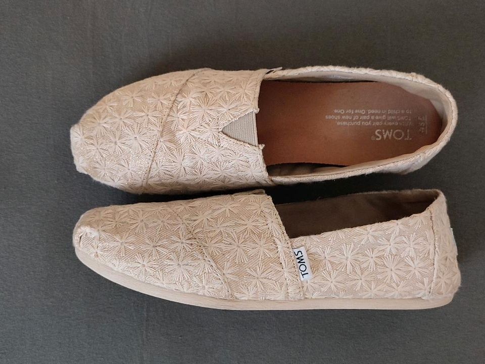 TOMS Slipper beige Blumen Stickerei gold Schimmer Gr39 TOP! in Mühldorf a.Inn