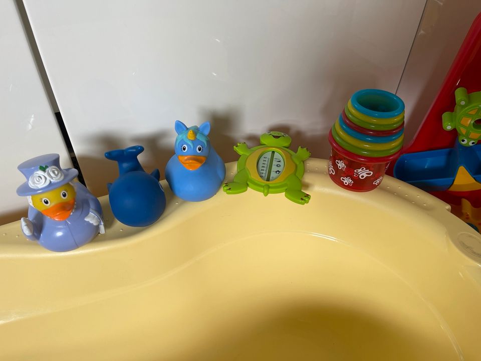 Baby badewanne - mit Thermometer und Spielzeug in Dortmund