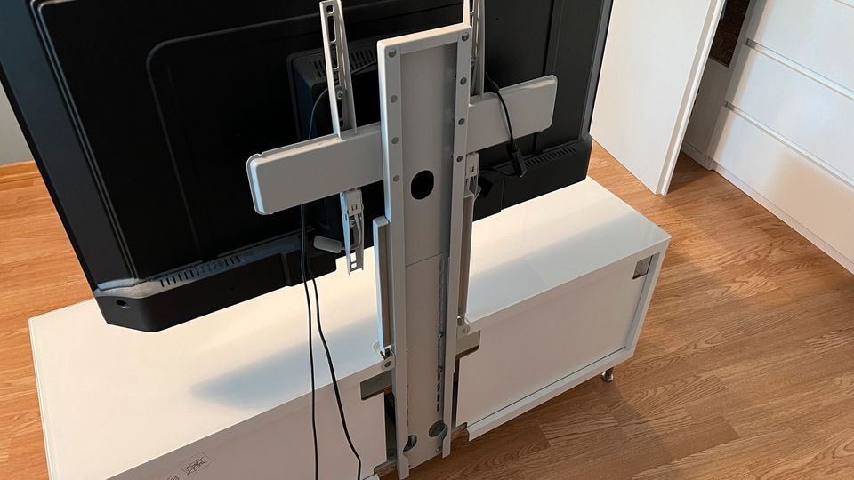 BESTÅ TV-Lowboard Ikea inkl. Glasplatte und TV-Halter in München