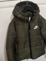 Nike - Classic - Wattierte Jacke mit Kapuze in Khaki-Olivgrün Nordrhein-Westfalen - Kempen Vorschau