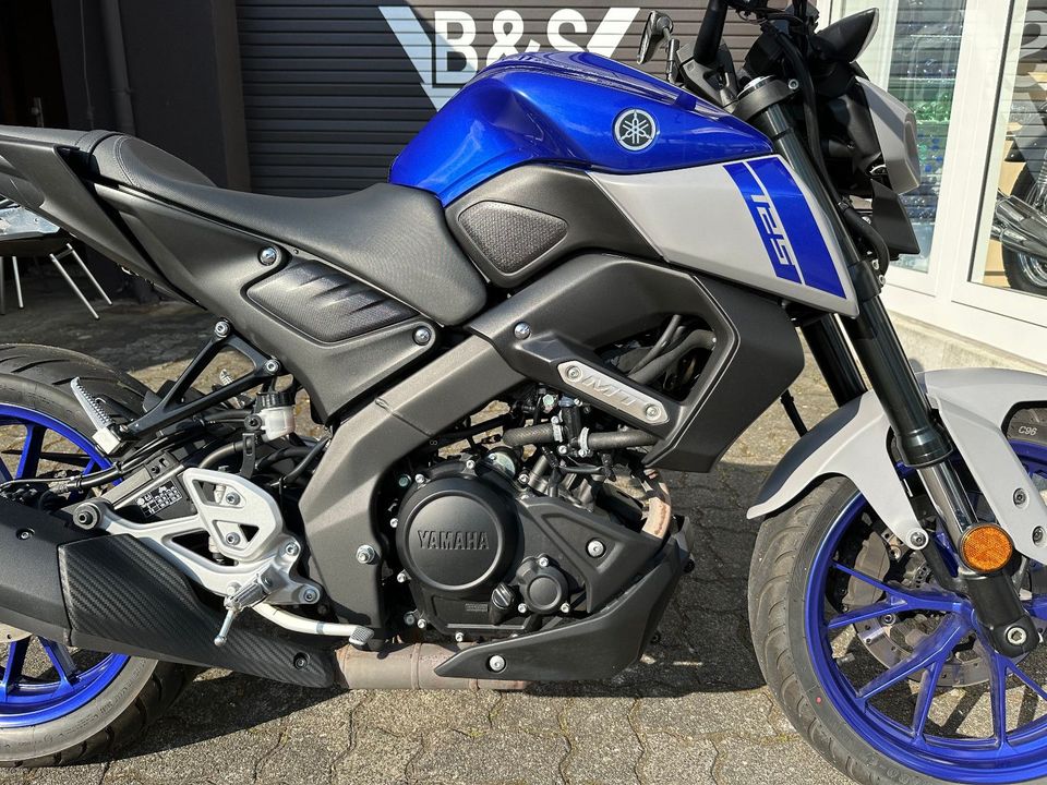 Yamaha MT-125 MT 125 1 Hand in Hanau