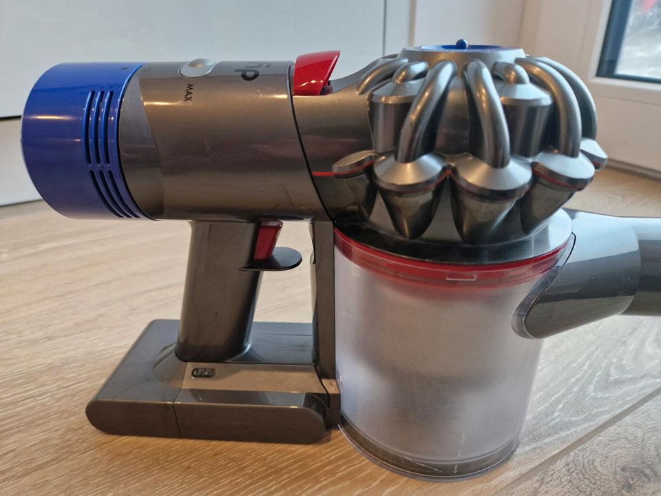 Dyson V8 Fluffy+ Akkusauger mit Zubehör in Dülmen