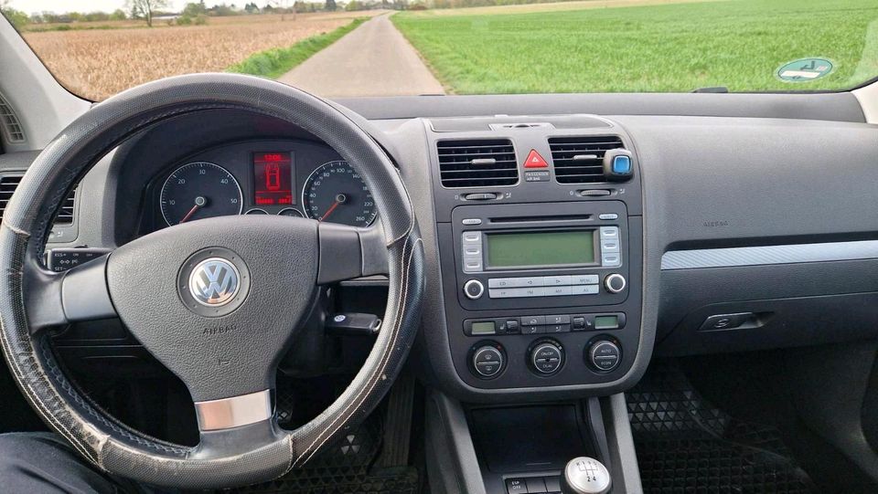 VW GOLF V TOUR TDI 1,9l in Moers