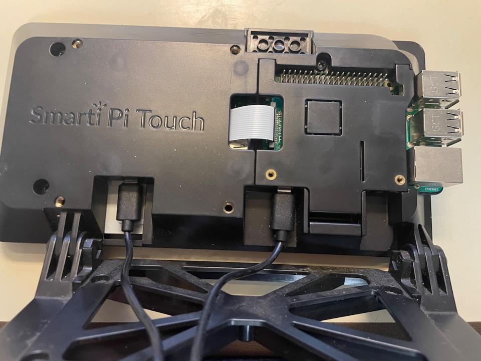 Raspberry Pi 3B mit 7" Touch Display und SmartPi Touch Gehäuse in Grünwald