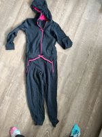 Jumpsuit Onesie Einteiler Jogger Arizona 140 blau pink Sachsen - Bad Lausick Vorschau