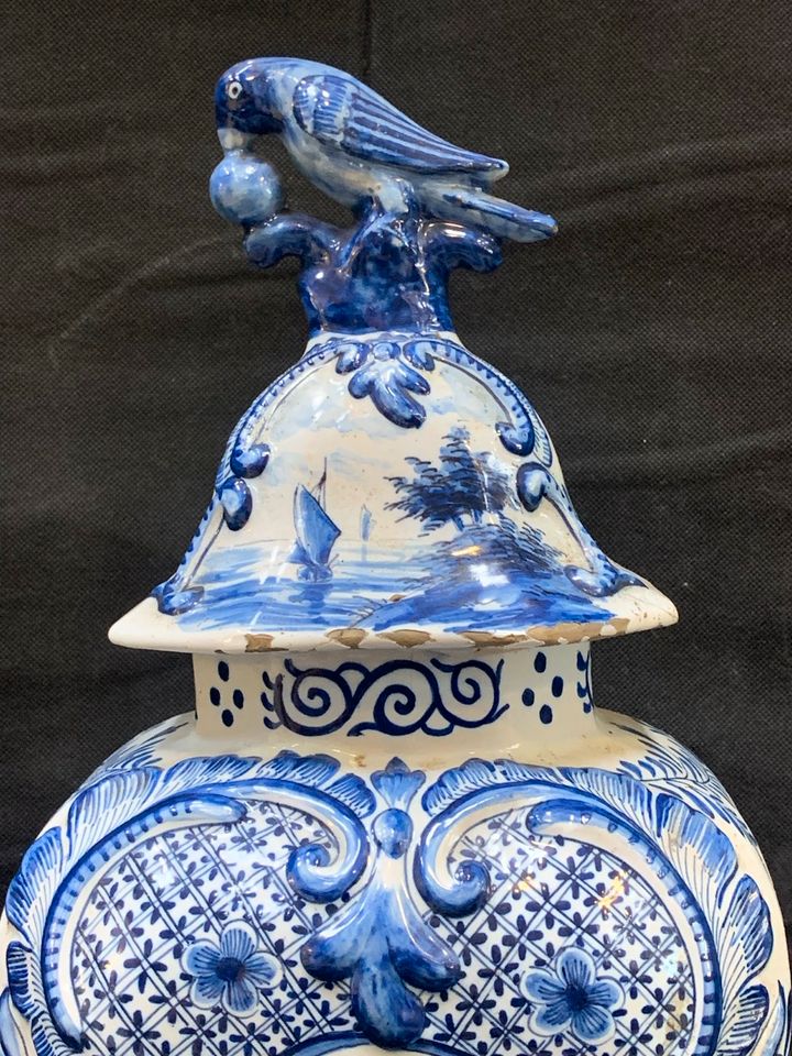 Antike Deckelvase Delft (ca. 18 Jhd) in Bonn