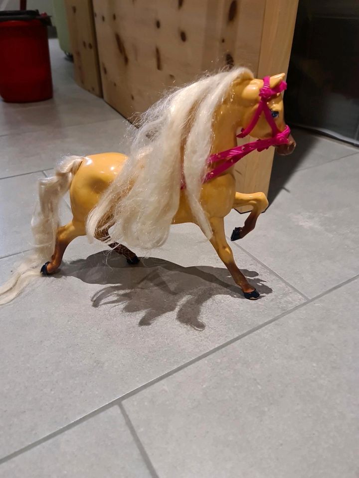 Barbie Pferd Mattel mit Halfter in Volkertshausen