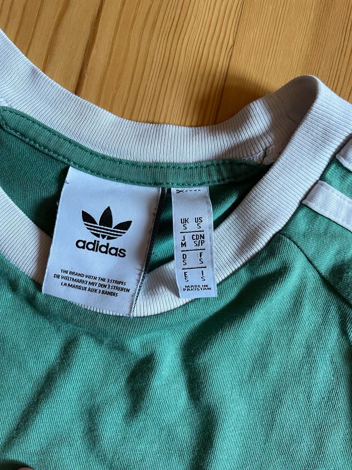 Adidas Paket, drei Pullover, zwei T-Shirts in X oder XS in Dresden