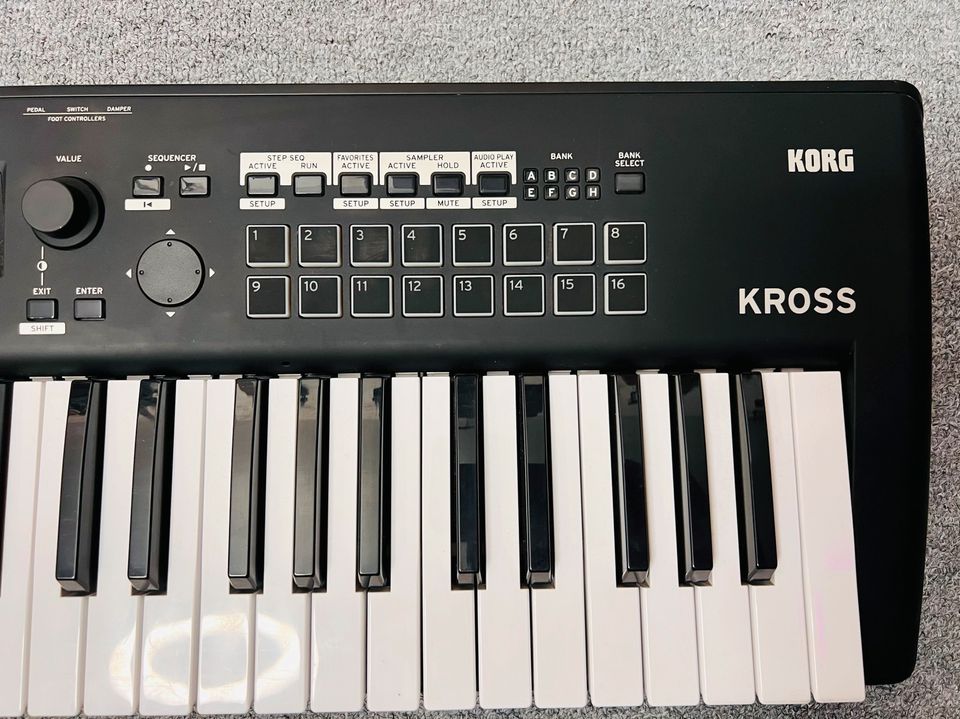 Korg Synthesizer Kross 2-61 + BoxP Travelcase (gratis) in Groß-Zimmern