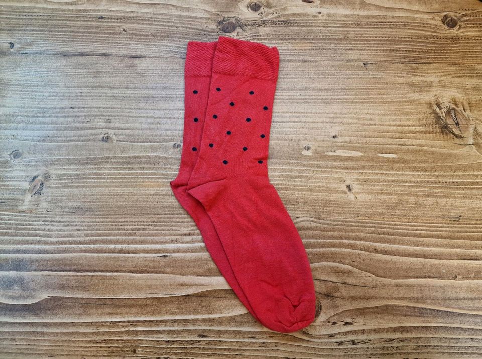 Socken (Christian Berg) "Melone" 43-46 (rot mit Punkten) - neu in Düsseldorf