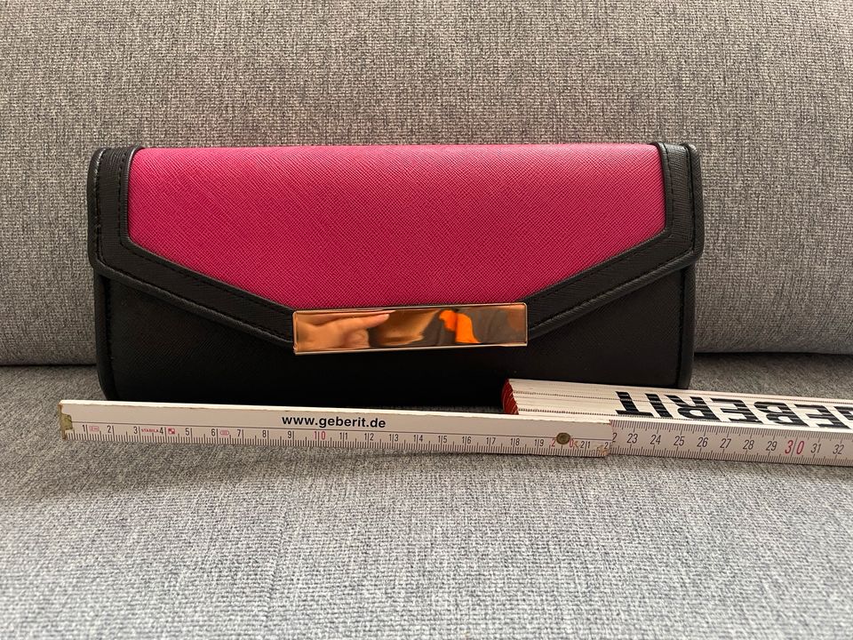 New Look Abendtasche  Clutch Umhängetasche Schwarz pink in Wettenberg