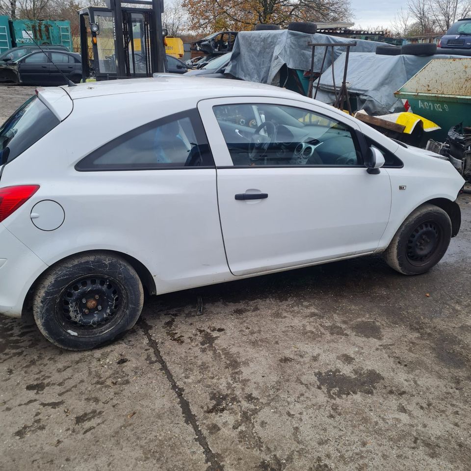 Schlachtung Opel Corsa D alle Teile auf Anfrage in Duisburg