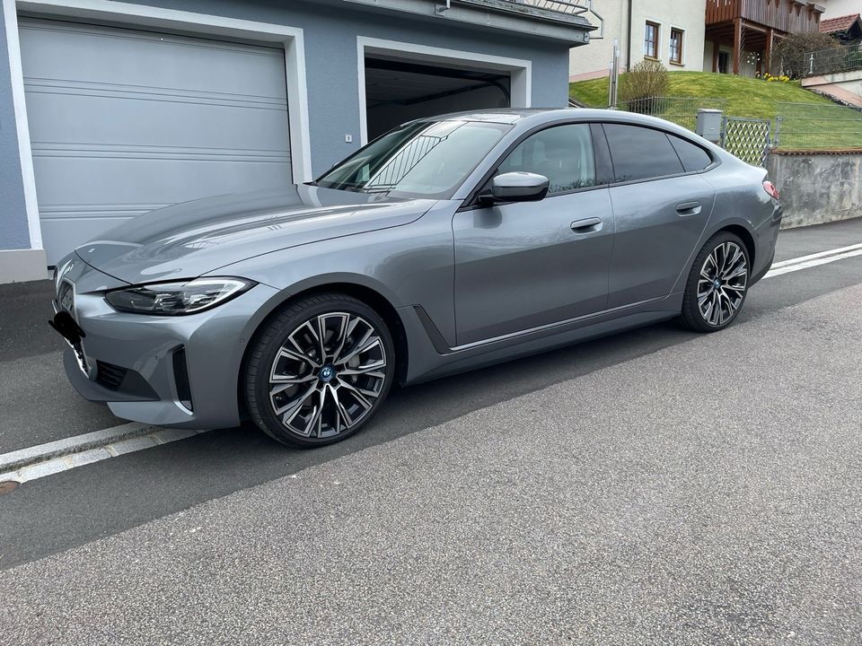 BMW i4, Grand Coupe, voll elektr., skyscraper grau in Kümmersbruck