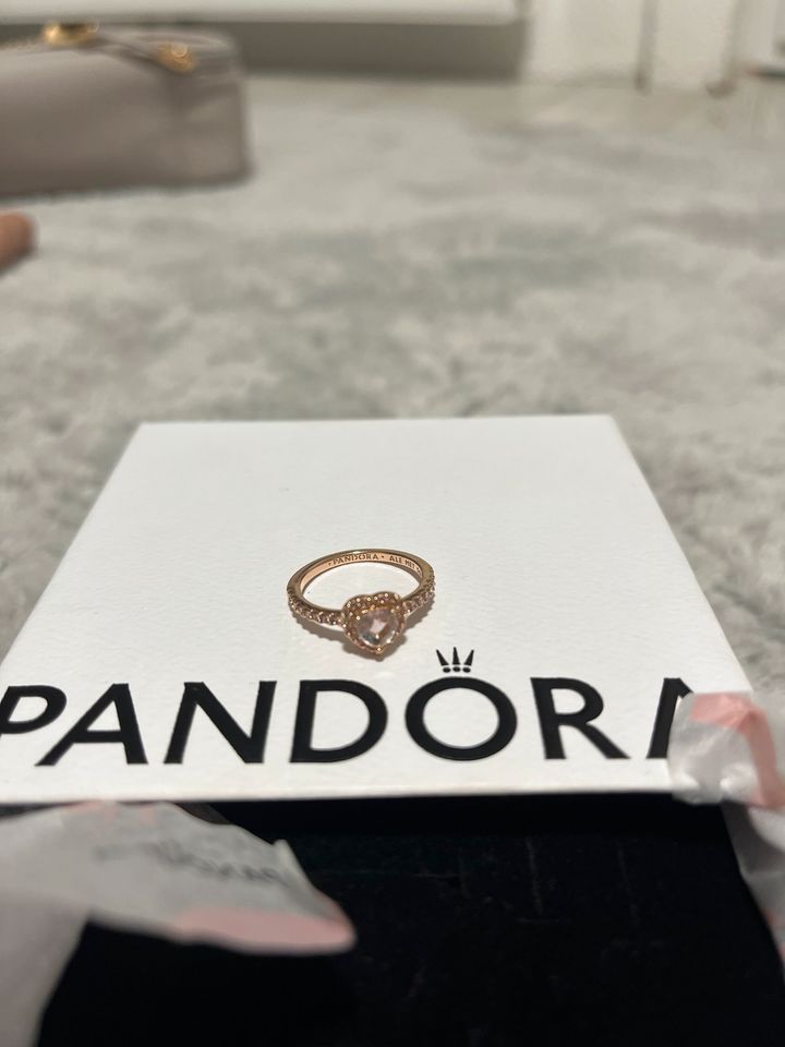 Originaler Rosé, goldener Pandora Ring in Ahaus