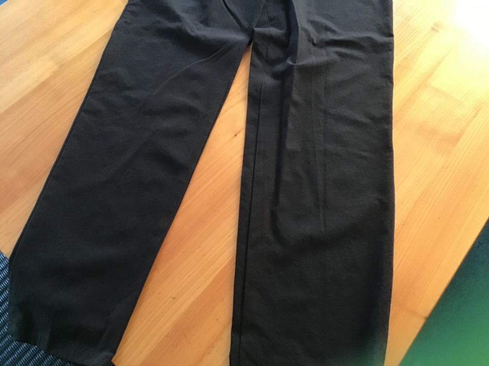 More&More: pflegeleichte schwarze Hose Gr.42 Schlichter Schnitt in Wedel