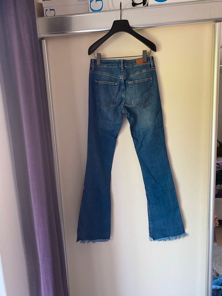 Zara Woman Jeans Gr. 34 blau fransen bootcut skinny fit in Hamburg