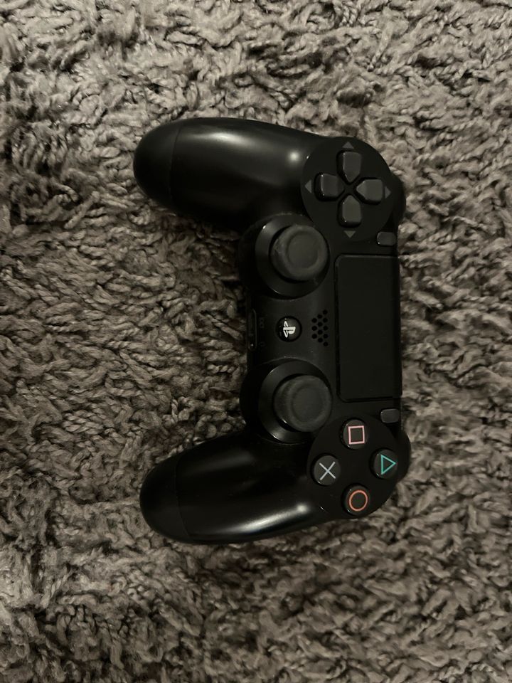 PlayStation pro 1 TB + 1 Controller + 2 Videospiele in Düsseldorf