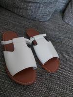NEU! Weiße Sandalen Pantoletten flach 40 Frankfurt am Main - Sachsenhausen Vorschau