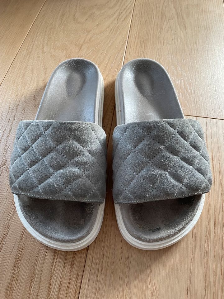 Copenhagen Studios Slipper Sandalen grau weiß 38 in Vaterstetten