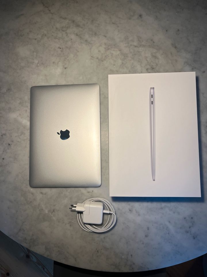 MacBook Air 2020 M1 8GB RAM 256GB SSD in Frankfurt am Main