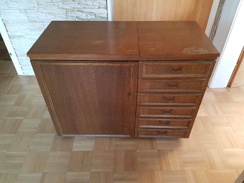 Nähmaschine inkl. Schrank in Elkenroth