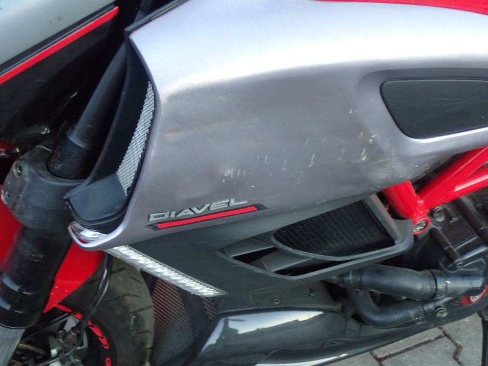 Ducati Diavel Carbon Red Rizoma Unfallschaden in Mantel