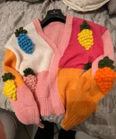 Farbblock Strickjacke mit Obst Motiven ) Nordrhein-Westfalen - Hemer Vorschau