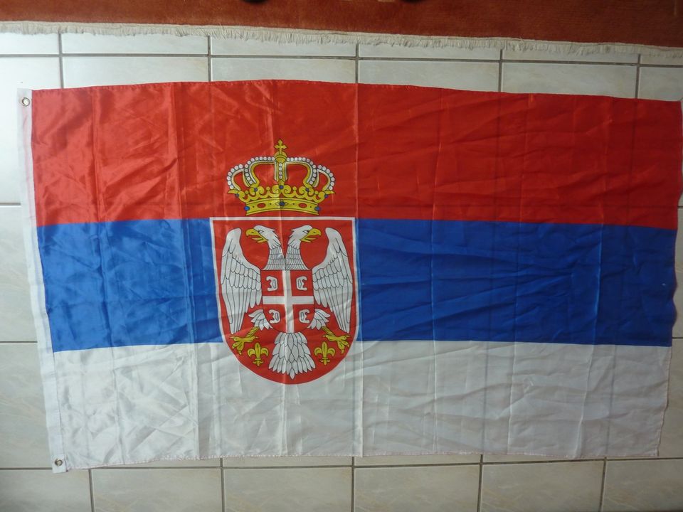 Flagge / Fahne von Serbien mit Wappen in den Maßen 90 x 150 cm in Waldalgesheim