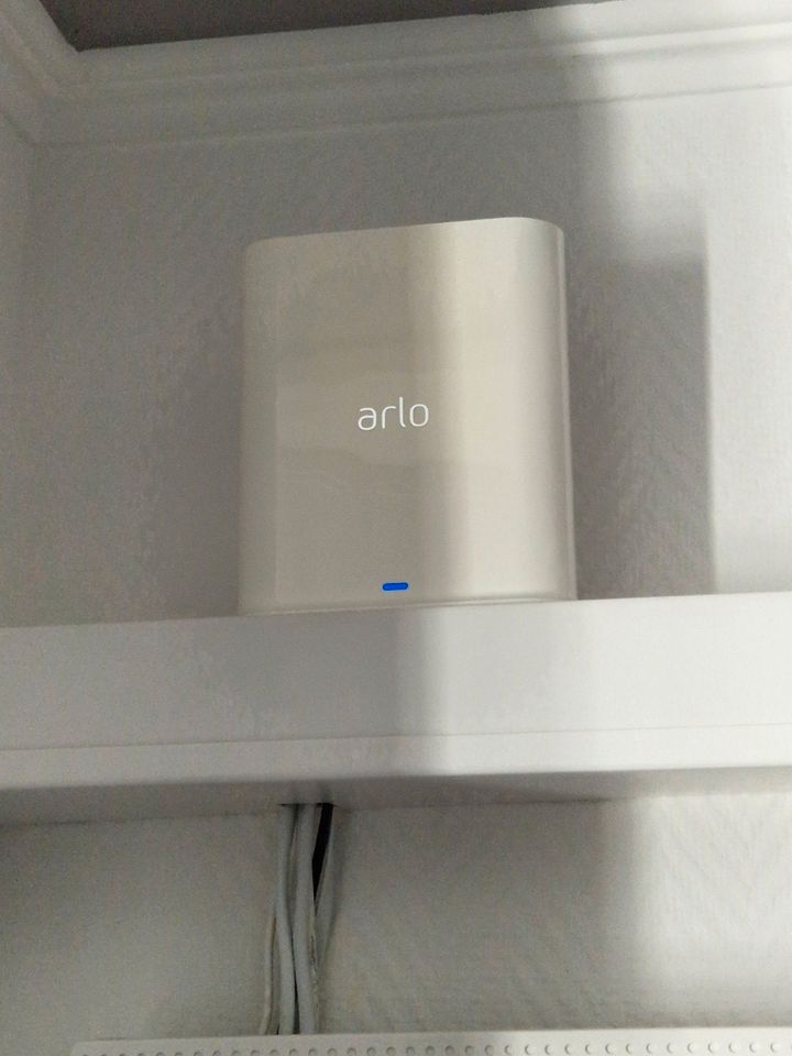 Arlo Ultra WLAN Überwachungskamera + Basisstation + Solarpanel in Großenkneten