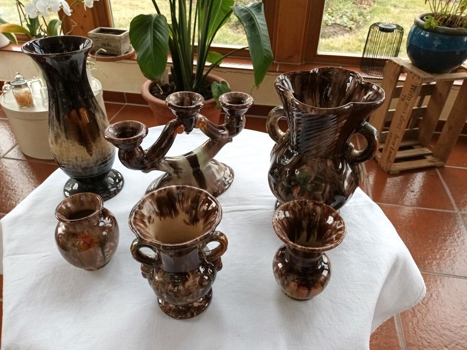 Konvolut von süßen alten Vasen, teils mit Bodenmarkierung in Muhr am See