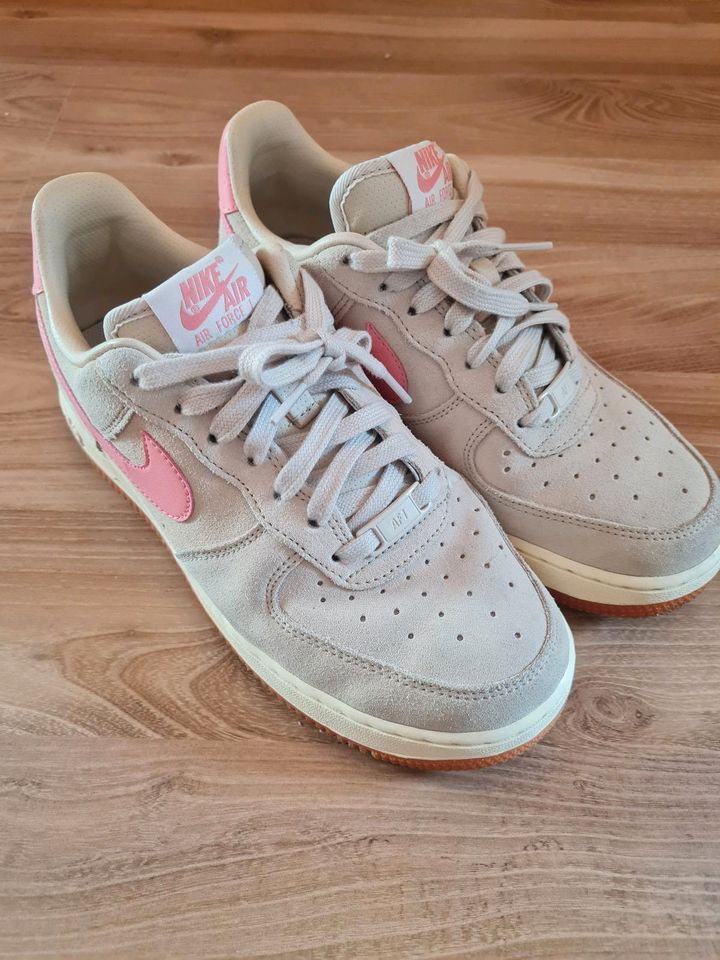 Nike Air Force 1 '07 Oatmeal Wildleder in Walsdorf