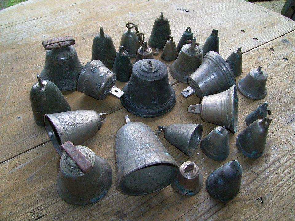 ca. 25 alte Glocken (meist ohne Klöppel) in Kusel