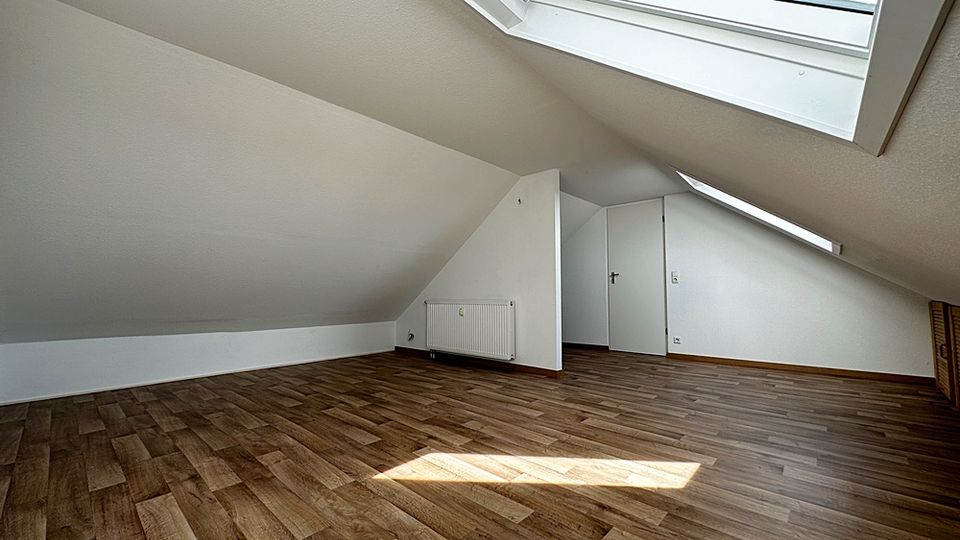 +++ Helle Dachgeschoss-Maisonettewohnung als Kapitalanlage in Chemnitz / Altendorf +++ in Chemnitz