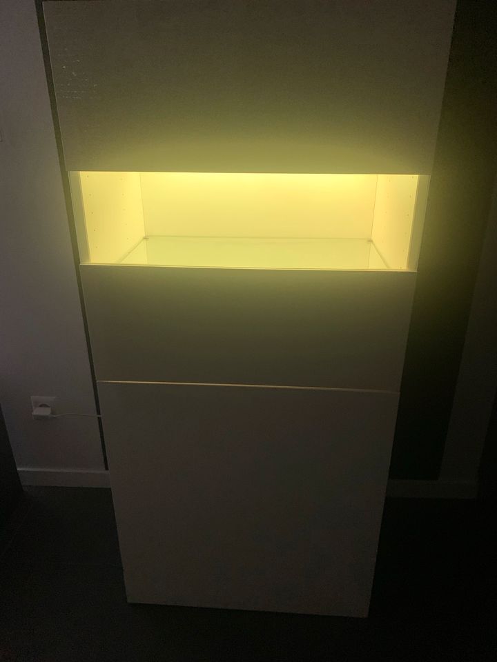 Vitrine Ikea Besta mit RGB LED in Dortmund