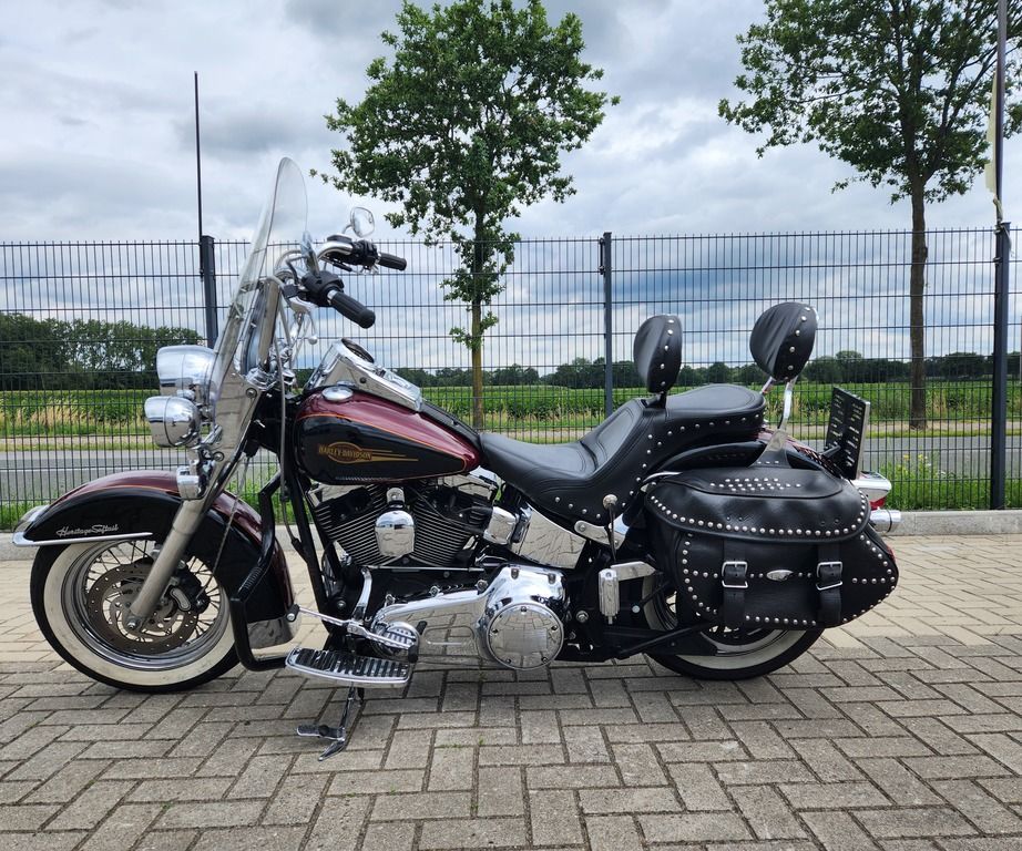 Harley-Davidson HERITAGE SOFTAIL CLASSIC FLSTC 1584 +HELM in Bawinkel