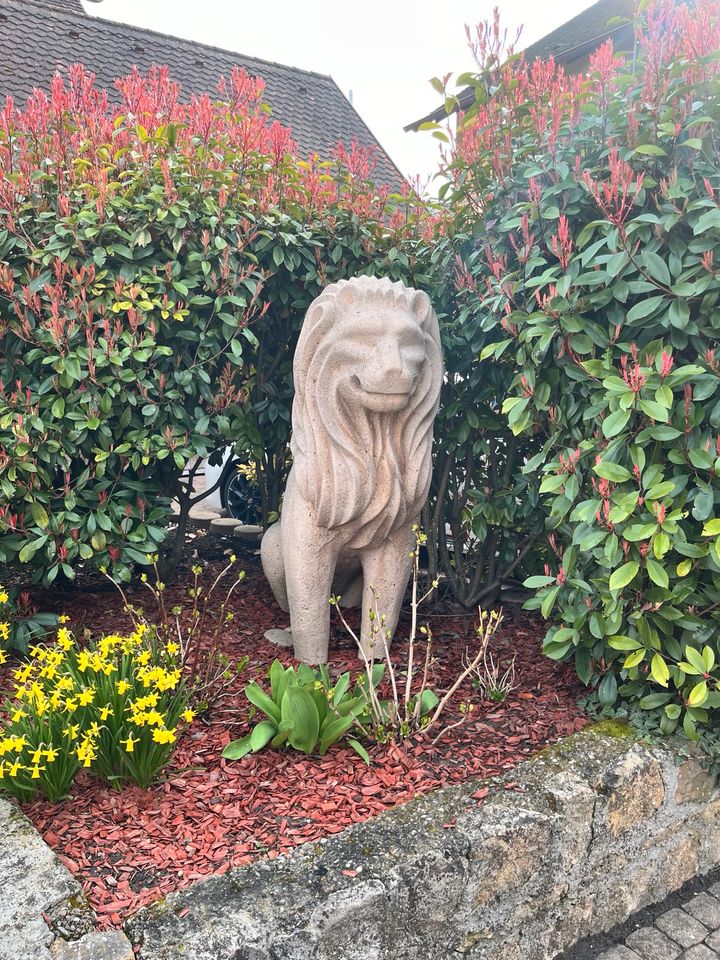 Löwe aus Beton in Breisach am Rhein  