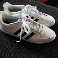 weiße Adidas-Schuhe m. schwarzen Streifen Gr. 40 Niedersachsen - Jade Vorschau