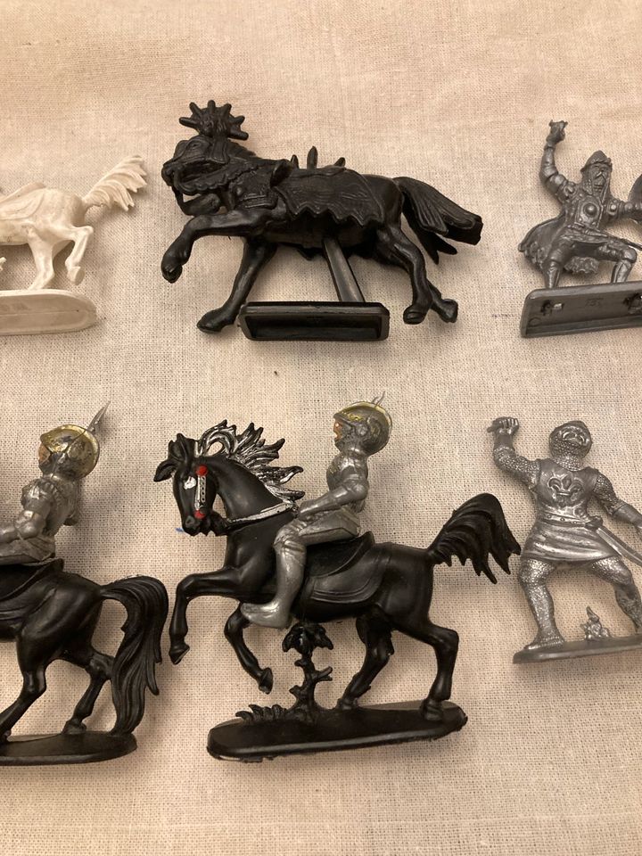 Ritter Figuren mit Pferden in Großmehring