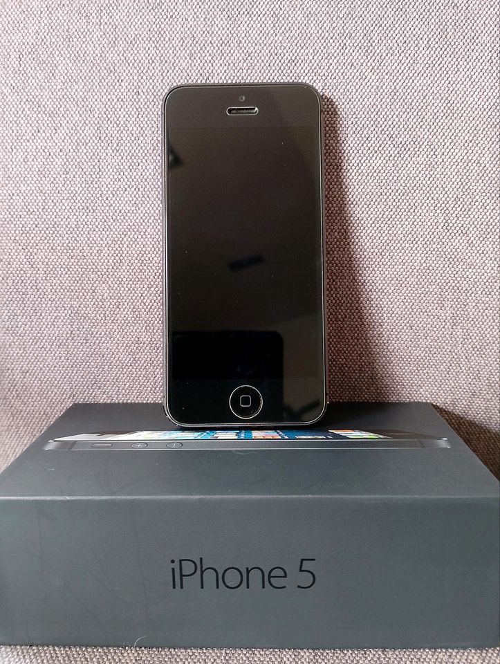 Apple iPhone 5 mit Zubehör und original Verpackung + Handyhüllen in Goch