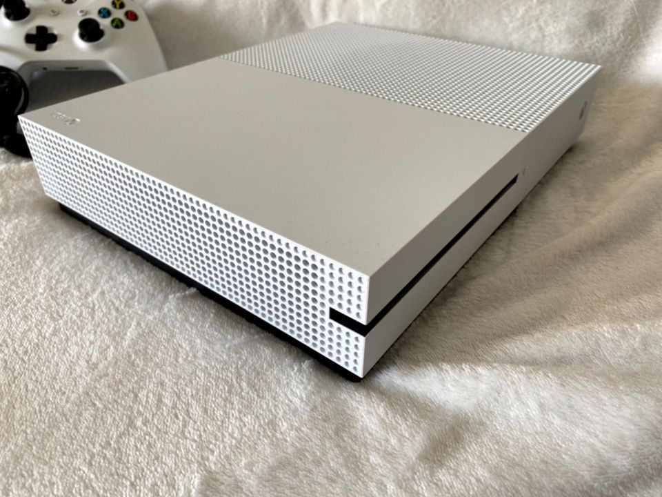 Microsoft Xbox One S - Model 1681 in Berlin