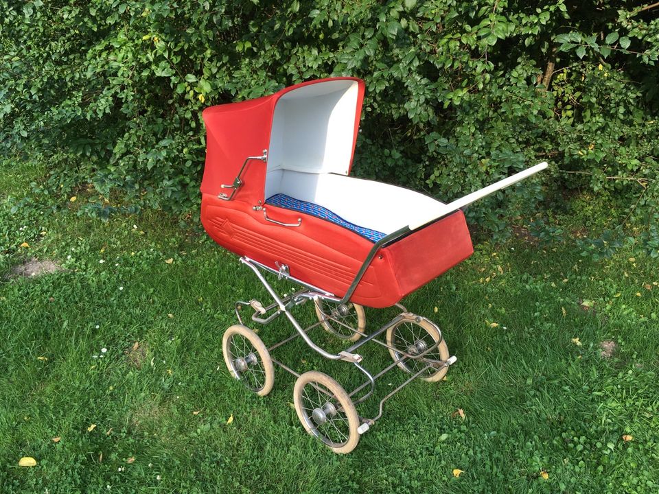 Kinderwagen Sportkinderwagen 70er Jahre rot antik nostalgisch in Hann. Münden