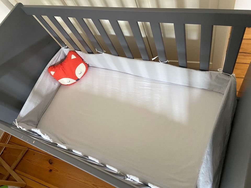 Vertbaudet Madison Babybett Kinderbett Blau Holz Matratze in Berlin